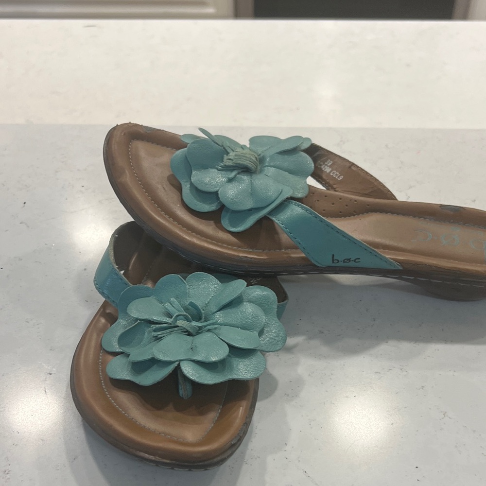 b.o.c. Women's Blue Floral Sandals